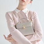 【 CELFORD SPRING COLLECTION 】クリーンな衿付き ニット ワンピース や 凛とした存在感を放つ トリム カーディガン など、藤井サチさんが着る 洗練されたカジュアル