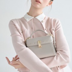 【 CELFORD SPRING COLLECTION 】クリーンな衿付き ニット ワンピース や 凛とした存在感を放つ トリム カーディガン など、藤井サチさんが着る 洗練されたカジュアル