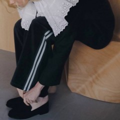 【 anuke 2026 PRE-FALL COLLECTION 】ヴィンテージ ライク な カットソー や ベロア ライン パンツ 、U ネック ワンピース など、着回し力の高い都会的なアイテムが入荷